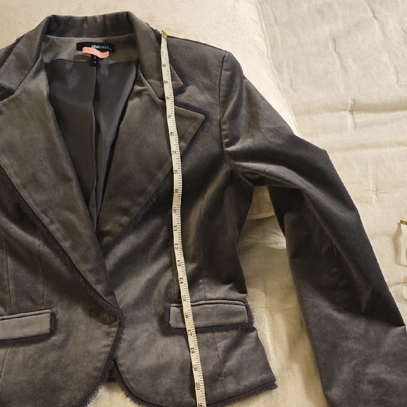 Sophisticated Gray Cropped Blazer with Tailored Silhouette - Picture 10 of 13